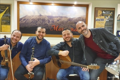 Γλέντι στην Αίθουσα με Μουσικούς